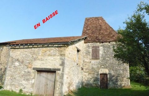 In a dominant position, in a pretty little hamlet, this beautiful building with a lot of charm awaits your restoration projects Backed by a small stone barn, a pretty square tower of the 1800s with Second Empire style coats of arms, arrows, mullioned...