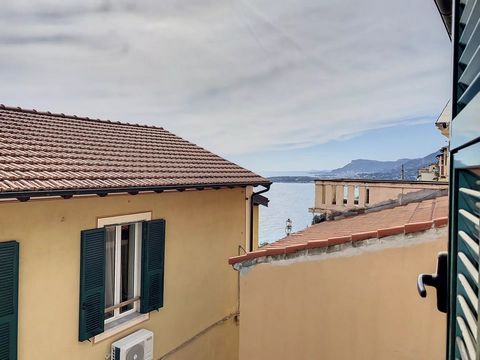 À Grimaldi Superiore, un petit village appartenant à la commune de Vintimille, situé près de la frontière française de Ponte San Luigi, sur un versant très bien exposé et protégé des vents à 220 mètres au dessus de la mer et des plages de Balzi Rossi...