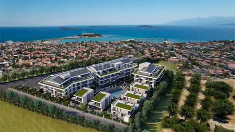 Apartamenty z widokiem na morze w kompleksie w Izmir, Urla. Apartamenty w Izmir Urla znajdują się w odległości spaceru od plaży. Apartamenty w kompleksie posiadają ochronę, basen, zagospodarowaną przestrzeń, centrum fitness, kryty parking. ADB-00026 ...
