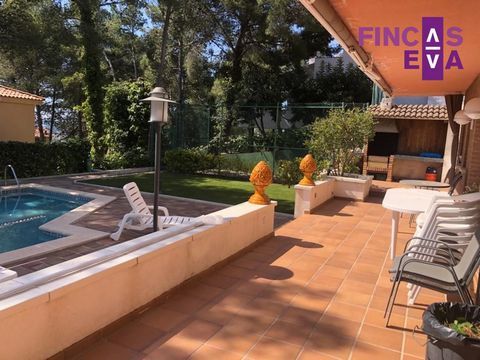 IN THE BEST AREA OF ALTAFULLA (SAN ANTONI) Villa of 250 meters built on a plot of 600 meters at four winds. Entering the house we access a spacious living-dining room on two levels with large windows and access to the terrace, a fully equipped open k...
