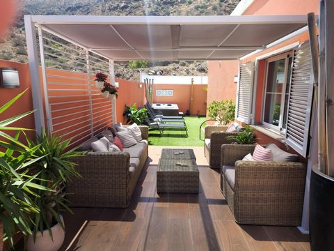 This sophisticated penthouse in the Mirador del Valle residential complex redefines elegance and comfort. The property is distinctive due to its privileged corner location, offering a larger than average terrace. Here you can enjoy the privacy of sun...