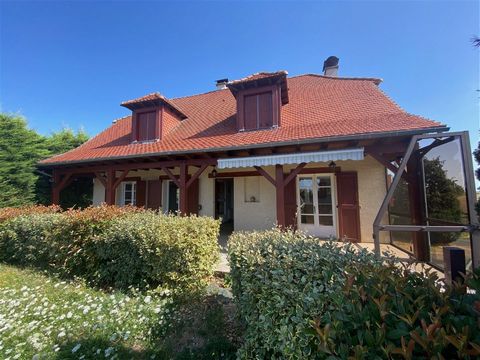 House from the 90s in a dominant position with a lovely view of the surrounding countryside. with an area of approximately 160 m² of living space on a flat plot of 2718 m² with trees. You will find on the ground floor an equipped kitchen opening onto...