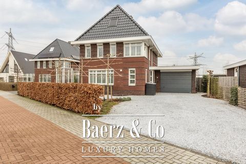 Villapark IJsselrijk: 10 homes situated on a co-owned lot with abundant private land and water! A spacious, welcoming and impeccably finished detached villa, set along the banks of Hollandse IJssel River with an unobstructed view of the sweeping pold...