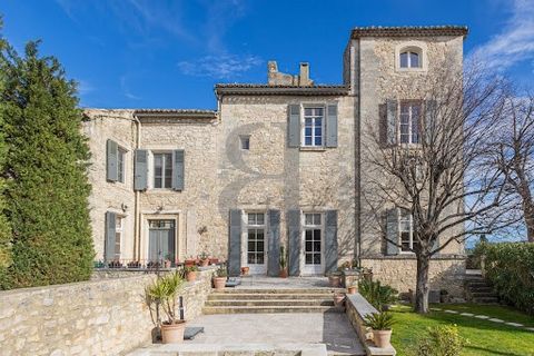 SAINT PAUL TROIS CHATEAUX - EXCLUSIVE - Drôme Provençale Immersive 3D virtual tour available on our website. Ideally located in the heart of the historic district, 300m on foot from all amenities, superb Maison de Maître with its 17th century tower o...