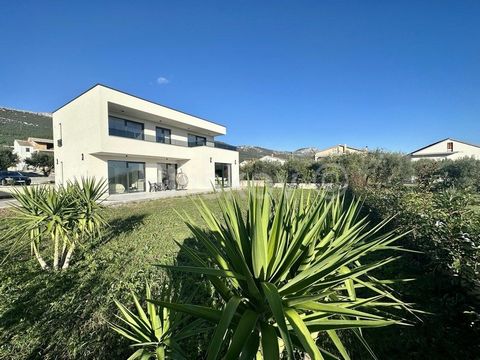 Kaštela, Kaštel Stari - luxury villa Area of the building: 257 m2 gross (164 m2 net area of heated space) Land area: 938m2 Heated pool 28 m2. Chimney 6m2. Low-energy and ecological facility. The villa is spread over two elegant floors, fully furnishe...