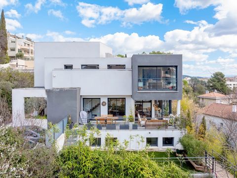Exclusive contemporary townhouse with swimming pool near downtown Aix-en-Provence.This luminous house, built in 2019, has a surface area of around 200 m2 built on a fully fenced and landscaped plot of 455 m2.On 3 levels:- On the ground floor, you'll ...