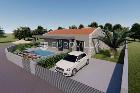 This interesting one-story house located in a quiet place not far from the sea and Poreč is an ideal choice for those who are looking for quality and modernity outside the city noise. In its 66 m2 of living space, the house is divided into an entranc...