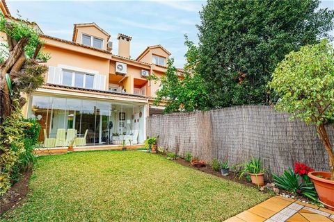 Semi-detached house with private garden in residential area with communal pool. This villa has an area of about 300m2 approx., large living room with access to the garden, fitted and equipped kitchen, 4 bedrooms, attic of 50m2 approx., 3 bathrooms (1...