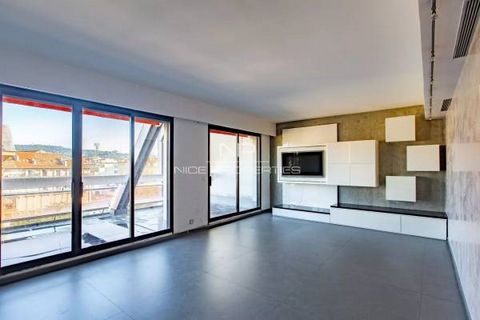 NICE CENTER / CARRÉ D'OR : On a medium floor of a prestigious building with caretaker, a few minutes away from the sea and all amenities, splendid 2-bedroom apartment of 87sqm opening onto a beautiful sunny terrace of 20sqm with an open view of the c...