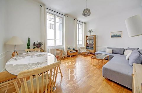 Your BARNES Versailles agency is listing an exceptional garden-level property with terrace, in a privileged location in the most sought-after area of Versailles: Les Prés. Close to the market square and Rive-Droite train station, this property is lai...