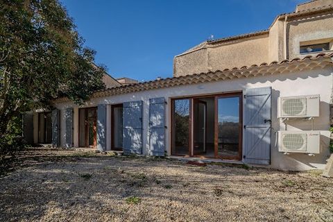House/apartment located in the heart of the village of La Motte d'Aigues in the Luberon. Completely renovated, all you need to do is move in. This property comprises 2 bedrooms, a pretty shower room and a large living room. The garden is sure to plea...