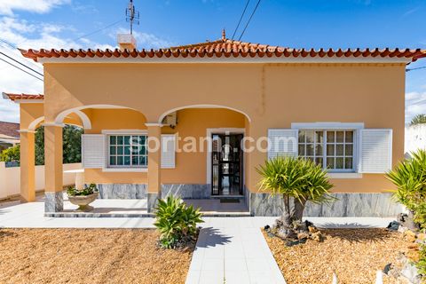 Single storey house, situated in the historic centre of SÃ£o BrÃ¡s de Alportel. The property comprises a living- and dining room, a large fully equipped kitchen with sliding doors that leads to a patio with barbeque. Two bright bedrooms, which of one...