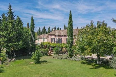 Nestled in the center of a magnificent landscaped garden of approximately 5,000 square meters, adorned with trees and colorful flower beds, this residence captivates at first sight. It offers a generous living space of 236 square meters, complemented...