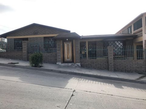 One-story house for sale with uneven areas in Colonia Hidalgo, in Ensenada, Baja California. It is located less than 7 minutes from Reforma Street and Adelante Street, main avenues. It is located in a quiet and very safe area, the house has 3 bedroom...