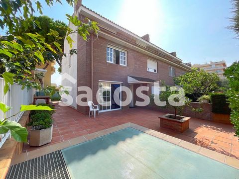 This charming townhouse offers you the opportunity to live life by the sea in Pineda de Mar, a privileged location on the Costa Brava. With 124 square meters of internal surface and a plot of 151 square meters, this property is perfect for those who ...