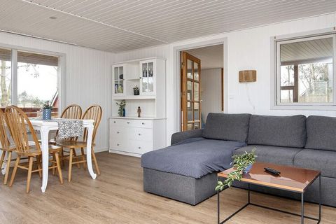 KOMPLETT FRISCH RENOVIERTES Ferienhaus (ab März 2024)! Liegt auf einem 1.525 m² großen Naturgrundstück in einem ruhigen Gebiet in der Nähe von Toftum, im nördlichen Teil der Insel Rømø. Hier haben Sie die Möglichkeit, das Ferienhaus nach der Komplett...