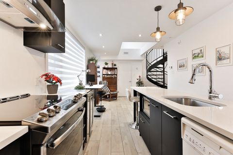 Luxury condo in one of the most fashionable neighborhoods in Montreal today. Pointe-St-Charles is booming and Center Street is coming back to life with its many local businesses and the new constructions in the surrounding area. - a few steps from th...