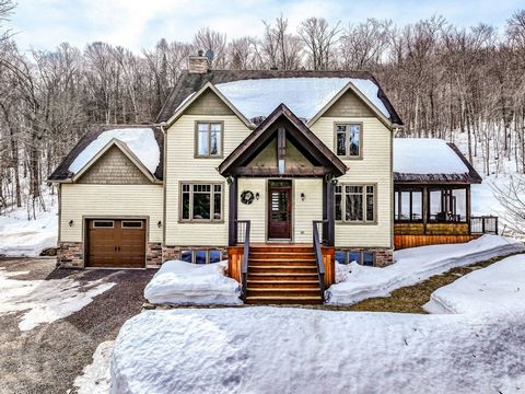 Magnificent property of more than 4 acres in Val David just a few minutes from 15 North. Superb two-story house built with noble materials, sumptuous red pine floors, magnificent exposed beams on the ceiling, a superb, very intimate wooded lot with i...