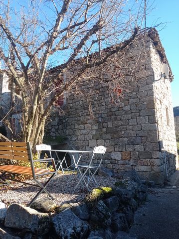 Un humble joyau de plénitude et de l'authenticité ancrés à Juvinas (07 600 ), en Ardèche . L'eau de source alimente 110m2 de propriété unique, dont 35 de terrain, avoisinent le ruisseau. Deux agréables terrasses extérieures vous accueillent au pied d...