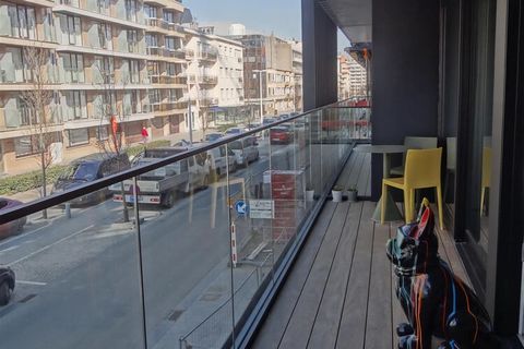 Bel appartement neuf avec 2 chambres et coin nuit Situé au centre-ville Grande terrasse ensoleillée avec mobilier Situé au milieu des rues animées de la ville côtière captivante de Nieuport, cet appartement exceptionnel incarne la quintessence du con...