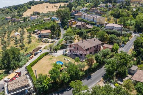 SALUDECIO - SANT'ANSOVINO We present for sale a characteristic farmhouse with a splendid panoramic view, surrounded by a large garden with swimming pool. The property is developed on two levels, composed on the first floor by a large entrance, which ...