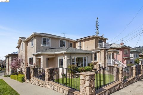 Rockridge Entertainer’s Craftsman, impeccably maintained & boasting Pride-of-Ownership, offers a seamless flow from Formal Living Room w/marble, heat-producing gas fireplace, to Dining Room, Kitchen, & Family Room w/built-in Entertainment Center, acc...