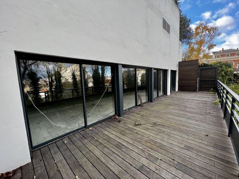 Loft with terrace - Work to be done. Meudon, Bas-Meudon station (Meudon-sur-Seine), atypical and high potential. Give free rein to your creativity to realize and magnify this loft with a surface of 173 m2, enjoying a terrace of 35 m2. Spectacular liv...