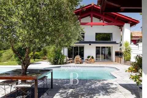 Beautiful contemporary house of 150 m² located in a peaceful area on a plot of more than 4,000 m². Completely renovated in 2017, the house is bright and offers beautiful volumes. It features a large living room opening onto the terrace and the heated...