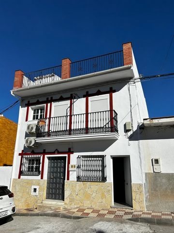 Spacious townhouse in the center of Alozaina, Málaga with a built area of ​​399 square meters, completely renovated and distributed over two floors: On the first floor there are five bedrooms and a bathroom, on the ground floor there is a separate fi...