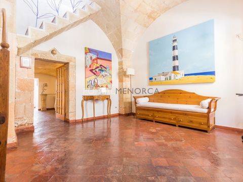 Located in the heart of the Ciutadella, this fantastic house with tourist license has been renovated maintaining the character and charm of the Menorcan architecture. The ground floor welcomes us with a beautiful entrance-living room, a vaulted dinin...