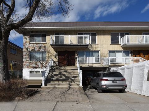 Located in sought after area, a peaceful street in the heart of Saint-Léonard. Beautiful semi-detached plex, perfect for a future owner occupant or investor. Area of choice with all amenities nearby. Very large room, well lit. Don't miss this opportu...