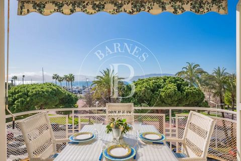 Cannes Croisette: in a small, secure residence on the prestigious Boulevard de la Croisette, 87 sqm 2 bedrooms apartment with balcony and sea view in need of refreshment. It comprises an entrance hall, a spacious living room opening onto its balcony ...