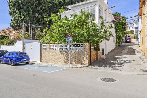 Welcome to this tastefully renovated detached villa in Montemar, Torremolinos. Excellent location, close to schools, shops, and supermarkets, a short stroll to the Montemar commuter train station, Parque La Batería and less than a 10-minute walk to t...