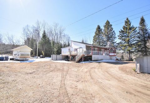 This charming property on the banks of the Petite Nation River has 3 bedrooms, a family room in the basement and 1.5 bathrooms. Open concept that offers you a beautiful space to live in and a very nice luminosity. Large 1.13 acre ± lot, above ground ...
