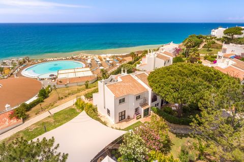 Located in Vale do Lobo. Welcome to this luxurious 3 bedroom townhouse in Vale do Lobo, an authentic paradise on land with sea views and a privileged proximity to the beach. The golf courses that surround this renovated property give it a fresh and e...