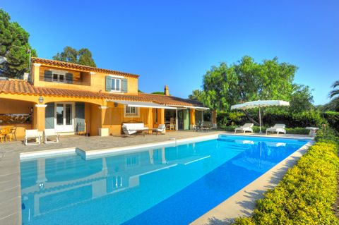 VILLA LA CHESNERAIE, GASSIN: Provencal villa with pool, 200m2, 3 bedrooms, 6 guests Located in Gassin, in a domain within 900m distance to a beach, with easy access to St-Tropez and the beaches of Ramatuelle, this nice Provencal villa of 200m2 on an ...