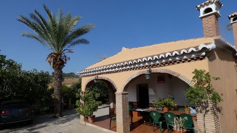 Lovely single storey country property with pool and stables in Pizarra, with good access to the A-357. The entrance to the house is via a large covered terrace, which leads you straight into the open-plan dining area and kitchen, followed by a large ...