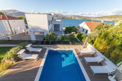 A modern villa with indoor and outdoor swimming pools on the Ciovo Peninsula in the enclave of Art nouveau style! Located on the second line of the sea 30 meters from the beach! The villa has an area of ​​300 m2 and a plot of 541 m2. It has four leve...