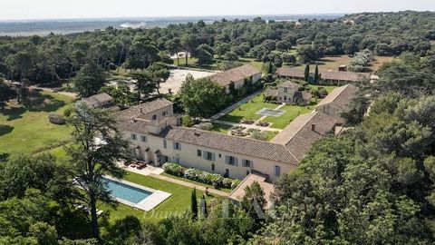 Between Nîmes and Arles, in over 40 hectares of peaceful grounds yet a convenient distance from major trunk roads, this exceptional 19th century property offers 1800 sqm of floor space. The ensemble includes a main “mas”, four independent lodgings, a...