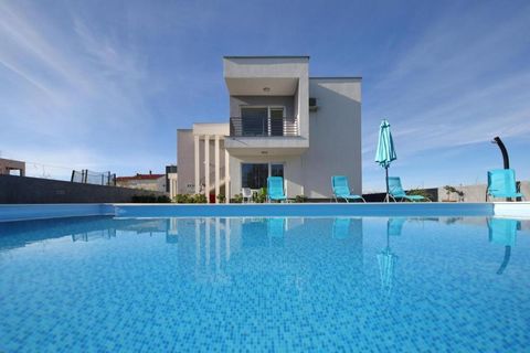 Schöne, modern eingerichtete Villa mit 4 Apartments im beliebten Ferienort Zaton, 15 km von Zadar entfernt. Es profitiert von einer ausgezeichneten Lage, 400 m vom nächsten Strand mit kristallklarem Meer entfernt. Das Zaton-Gebiet war seit jeher bewo...