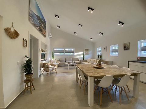 Superbe propriété moderne de 3 appartements à Premantura, Medulin à seulement 700 mètres de la mer à proximité du célèbre parc naturel de Kamenjak ! La superficie totale est de 327 m². Le terrain est de 439 m². L'ancienne maison a été entièrement mod...