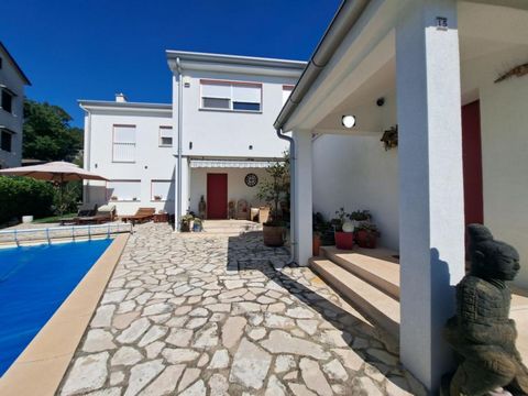 Villa familiale avec piscine, vue panoramique sur la mer et deux appartements à Kostrena près de Rijeka ! Cette extraordinaire villa de 450 m². sur un terrain de 747 m². est situé dans un endroit calme dans la belle Kostrena, à seulement 400 mètres d...