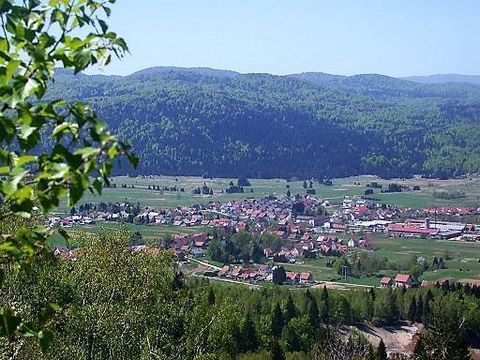 Absolument unique ! Villa familiale, située sur un terrain de 33 000 m2 (plus de 3 hectares de terrain) ! C'est une maison de 270 m2, avec 4 garages de 100 m2, plus une piscine couverte située dans un espace supplémentaire de 130 m2. Cette villa neuv...