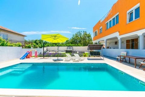 Rarely spacious apartment house in Medulin 700 meters from the sea is for sale offering great earning potential from tourist rentals! The property offers a spectacular 850 m2 of living space spread across the owner's large apartment, 6 apartments, an...