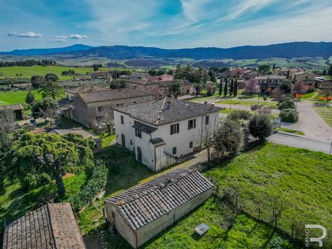 This semi-detached house, located a minute's drive from the town of Buonconvento, has so much to offer. Nestled in the beautiful countryside, close to the tranquil hamlet of Finnocchietto, which was visited by President Obama in 2019, you can unwind ...