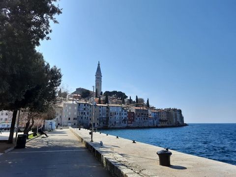 Immeuble dans la vieille ville de Rovinj - TOP destination touristique de Croatie ! Il est situé à 50 mètres de la mer seulement ! Cette maison en pierre s'étend sur 3 étages et est nichée au cœur du centre de Rovinj. Bénéficiant d'une surface habita...