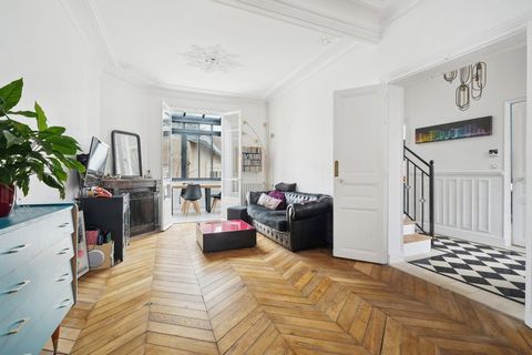 In the heart of the Charmettes district in Le Vésinet, discover an elegant townhouse with exclusive enjoyment of a 40 m2 garden. It consists of 7 rooms for a total of 157 m2 Carrez law (208 m2 of floor area, including 68 m2 of basement) completely re...