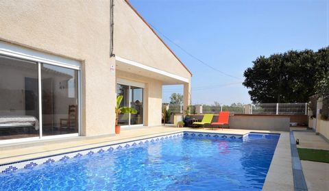 Ground floor house with pool and an independent annex apartment in Sant Miquel de Fluvià Costa Brava, 10km from the white sand beaches of Sant Pere Pescador. It has a constructed area of 160m2 on a 473m2 plot. It has a living/dining room with large w...