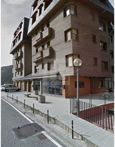 Wij presenteren een uitzonderlijke investeringsmogelijkheid in een commercieel pand strategisch gelegen in Sant Julià, aan de weg La Rabassa, direct naast het oude Bellavista hotel. Deze woning is een ideale optie voor investeerders die op zoek zijn ...