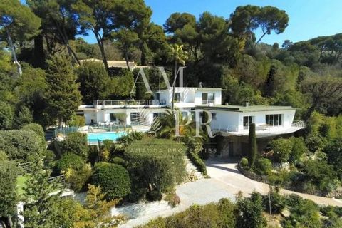 AMANDA PROPERTIES offers you this exclusive 280m² villa in a quiet area with a panoramic sea view over the dazzling bay of Cannes surrounded by a 2000m² garden. This villa consists of a living room 80m², equipped kitchen, 6 bedrooms ensuite, winter l...